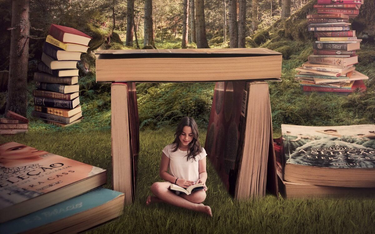 Прочитать интересное о жизни. Фотосессия с книгой. Девушка с книгой. Чтение книг. Стол «книга».