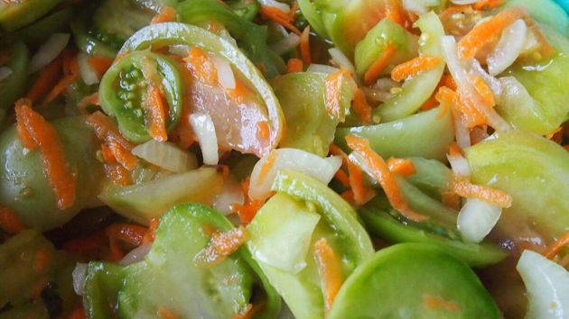 Простейшая заготовка. Маринованный салат на зиму из лука и помидоров