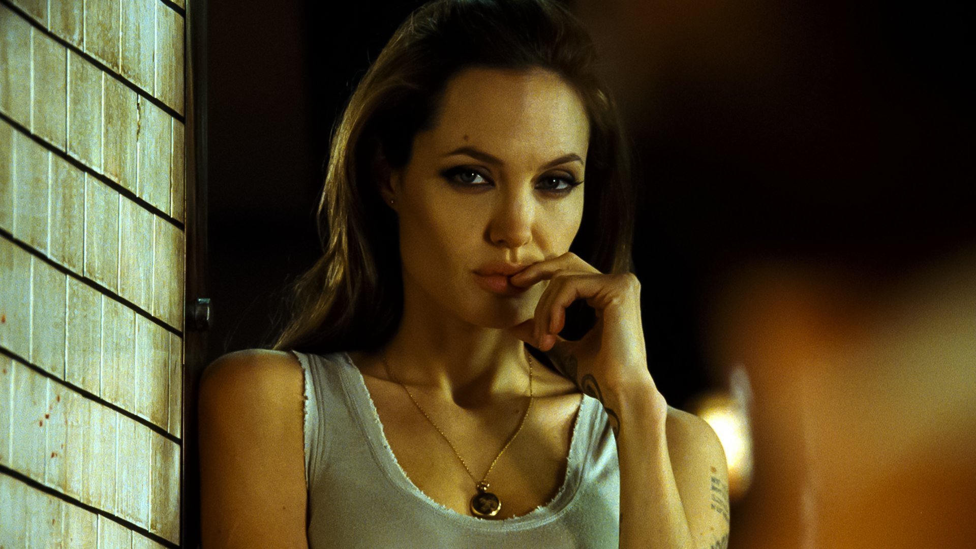 Анджелина Джоли с парнем. Анджелина Джоли в кафе во Львове. Недоеденный круассан Анджелины Джоли. Привлекательная особа