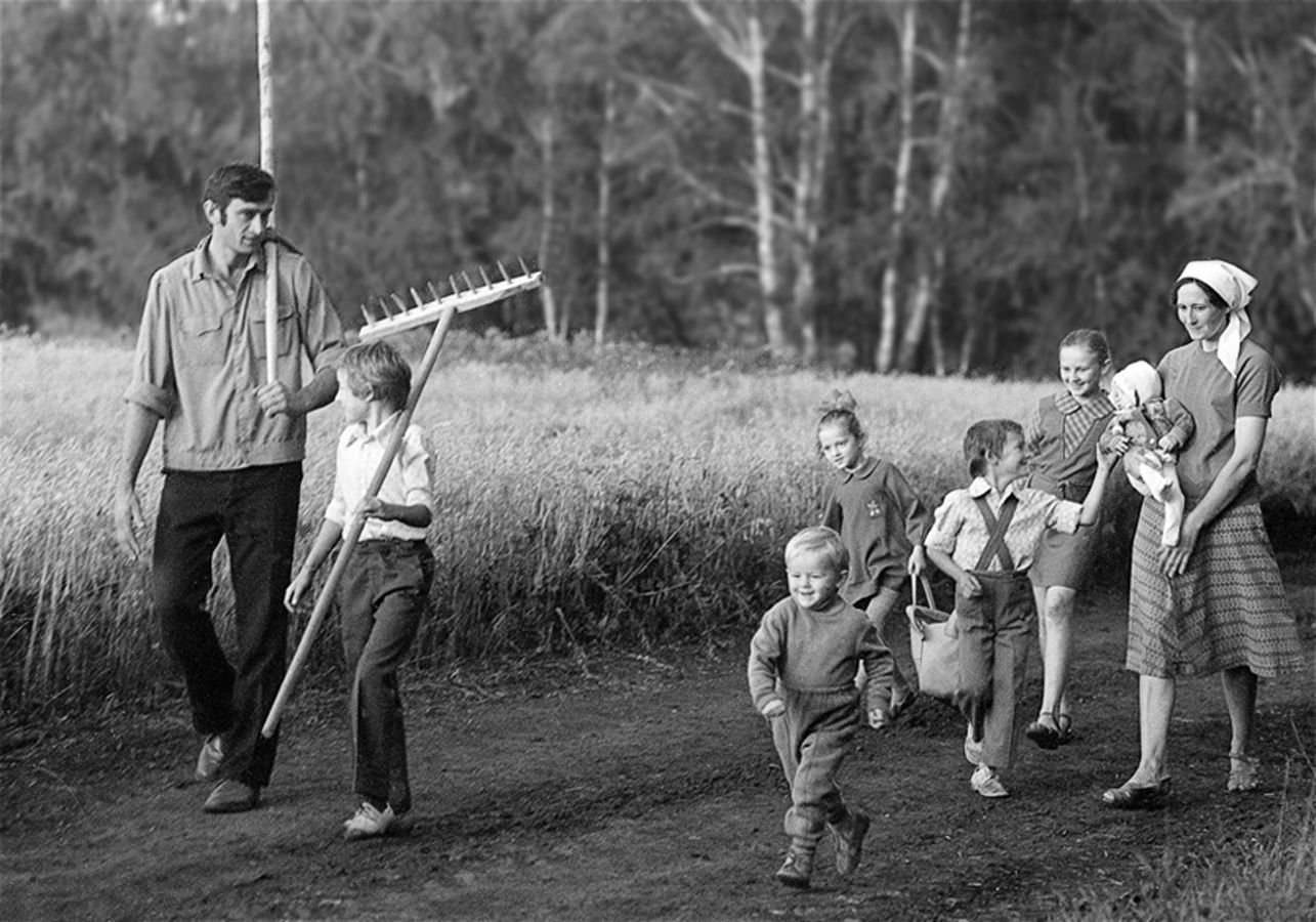 Семья в советское время. Советские дети летом.
