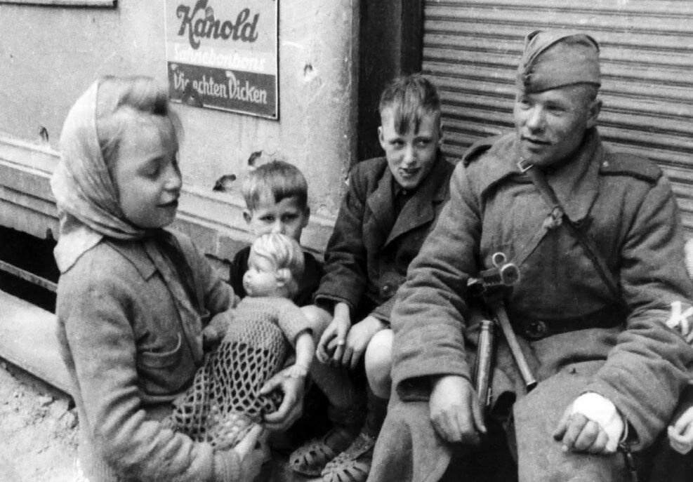 Советские солдаты и немецкие дети 1945