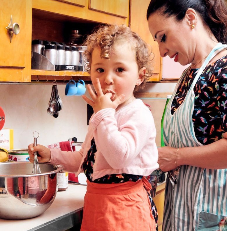 Сообщение на кухне мама. Кухня для детей. Мама с ребенком на кухне. Готовка вместе с детьми. Мама готовит.