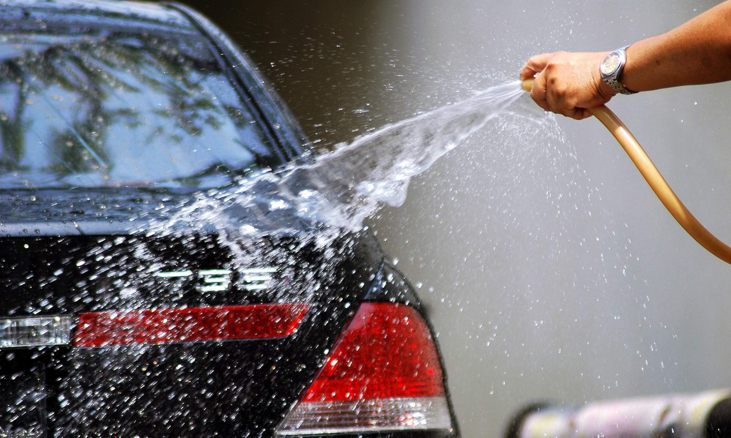 Помыть без воды как. Мойка автомобиля. Мытье машины. Чистая машина. Мокрый автомобиль.