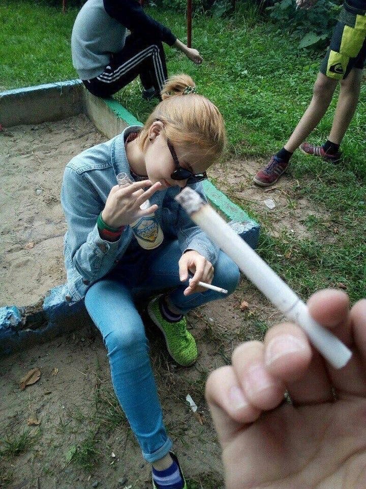 Развлекаются после школы. Курящие школьники. Курение школьников. Курить за школой. Школьники курят за школой.