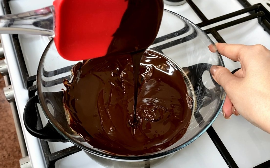 Растопить шоколад на водяной бане. Растопленный шоколад. Растопить шоколад прибор. Аппарат для растопленный шоколад. Шоколад для растапливания купить