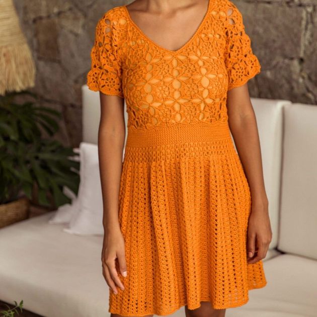 Эффектное платье цвета спелой горчицы. Схемы крючком
