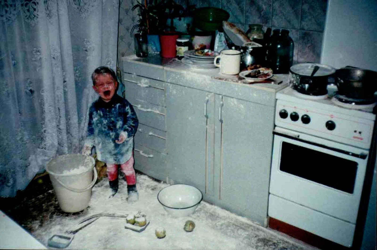 Мама грязно говорит. Беспорядок на кухне. Ребенок погром на кухне. Кухня для детей. Бардак на кухне дети.