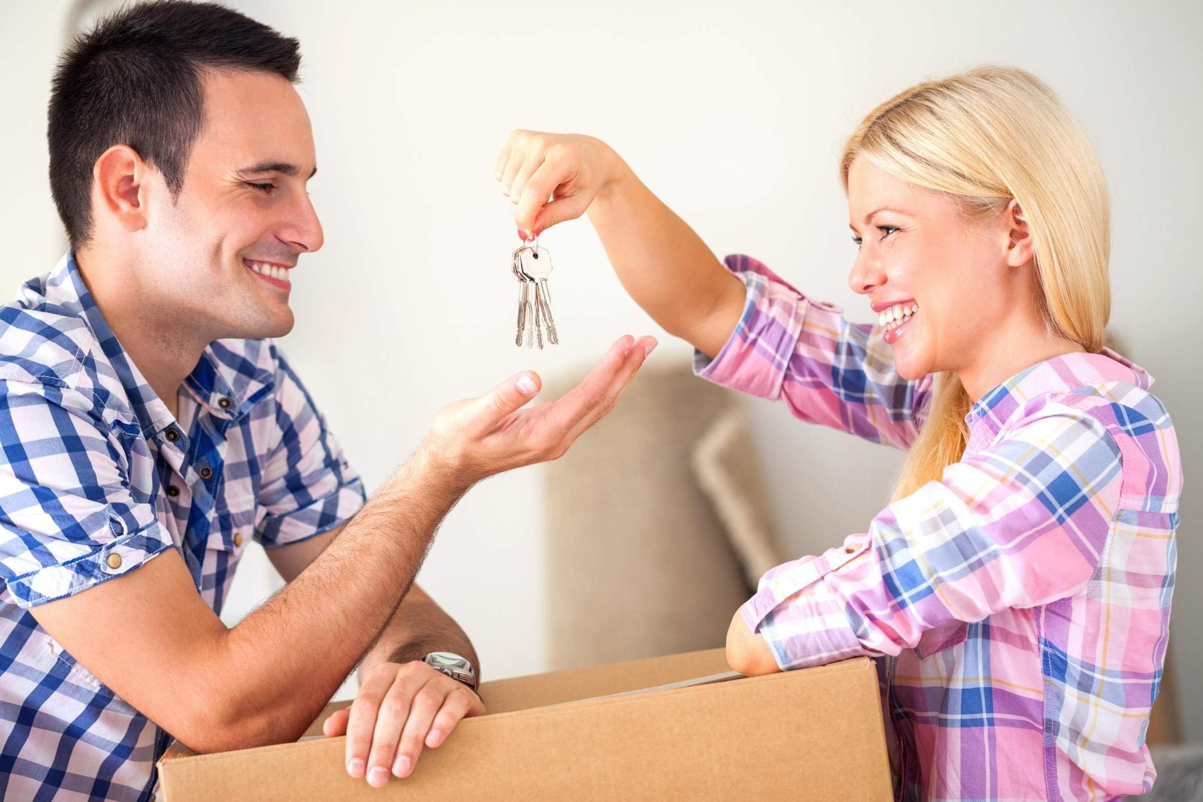 Подарить квартиру бывшему супругу. Семья с ключами от квартиры. Счастливые обладатели квартиры. Счастливые люди в новой квартире. Счастливые покупатели квартиры.