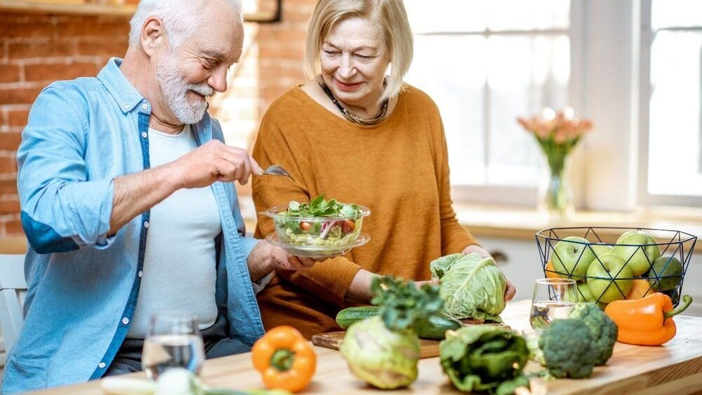 Люди повышенного питания. Пожилые люди. Здоровое питание для пожилых людей. Овощи для пожилых. Полноценное питание пожилых.