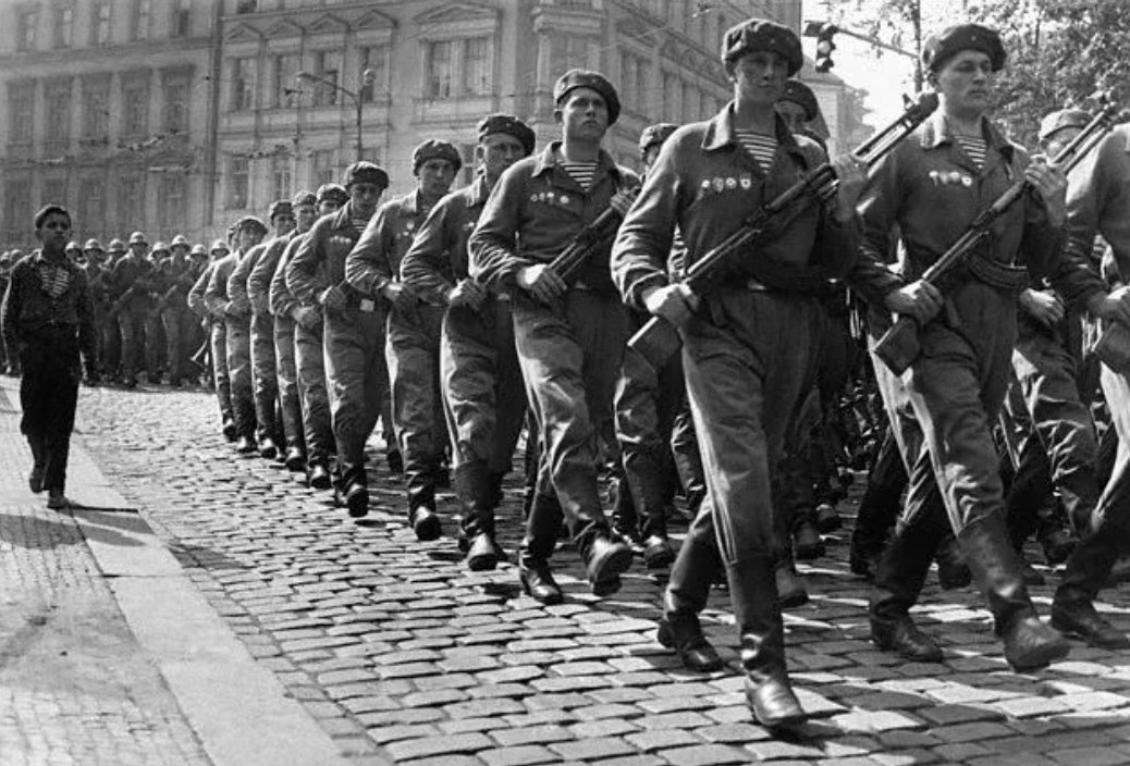 Военный союз 1955. Операция Дунай 1968 ВДВ. Советские ВДВ В Праге 1968. Советские солдаты в Праге 1968. ВДВ В Чехословакии 1968.