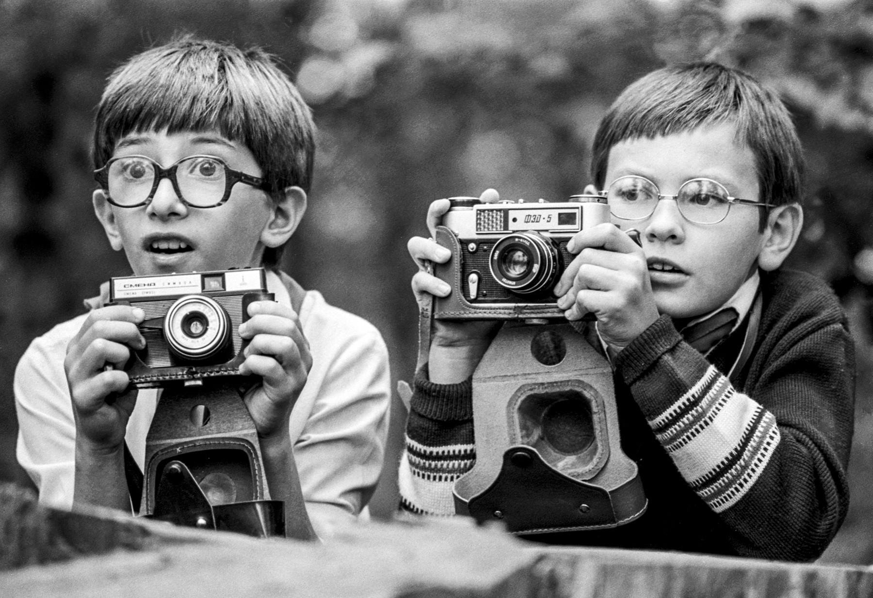 Фотограф читать. Советский фотограф. Фотокружок для детей. Юный фотограф. Советские фотохудожники.