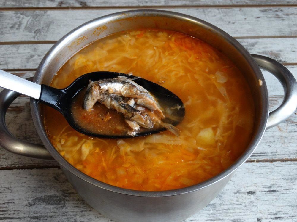 Из какой консервы варят рыбный суп. Щи с килькой в томатном. Суп с килькой в томатном. Щи с рыбой. Щи с килькой в томатном соусе.