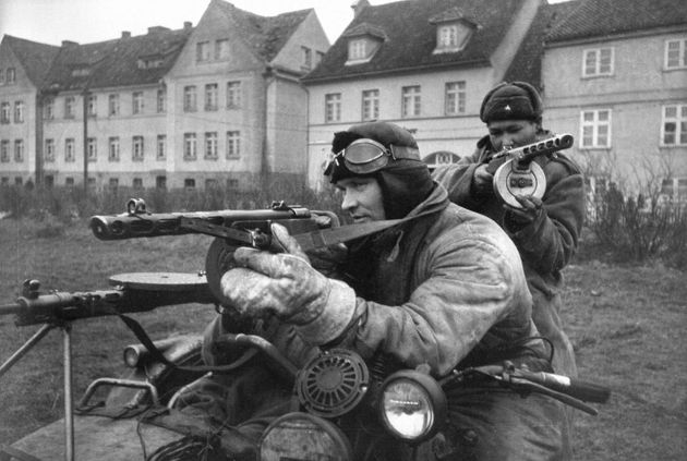 «(Система) охраны и маскировки (русских) на всех уровнях отличается высоким уровнем...» (с). Фотография: советские солдаты в Германии, 1945 год.