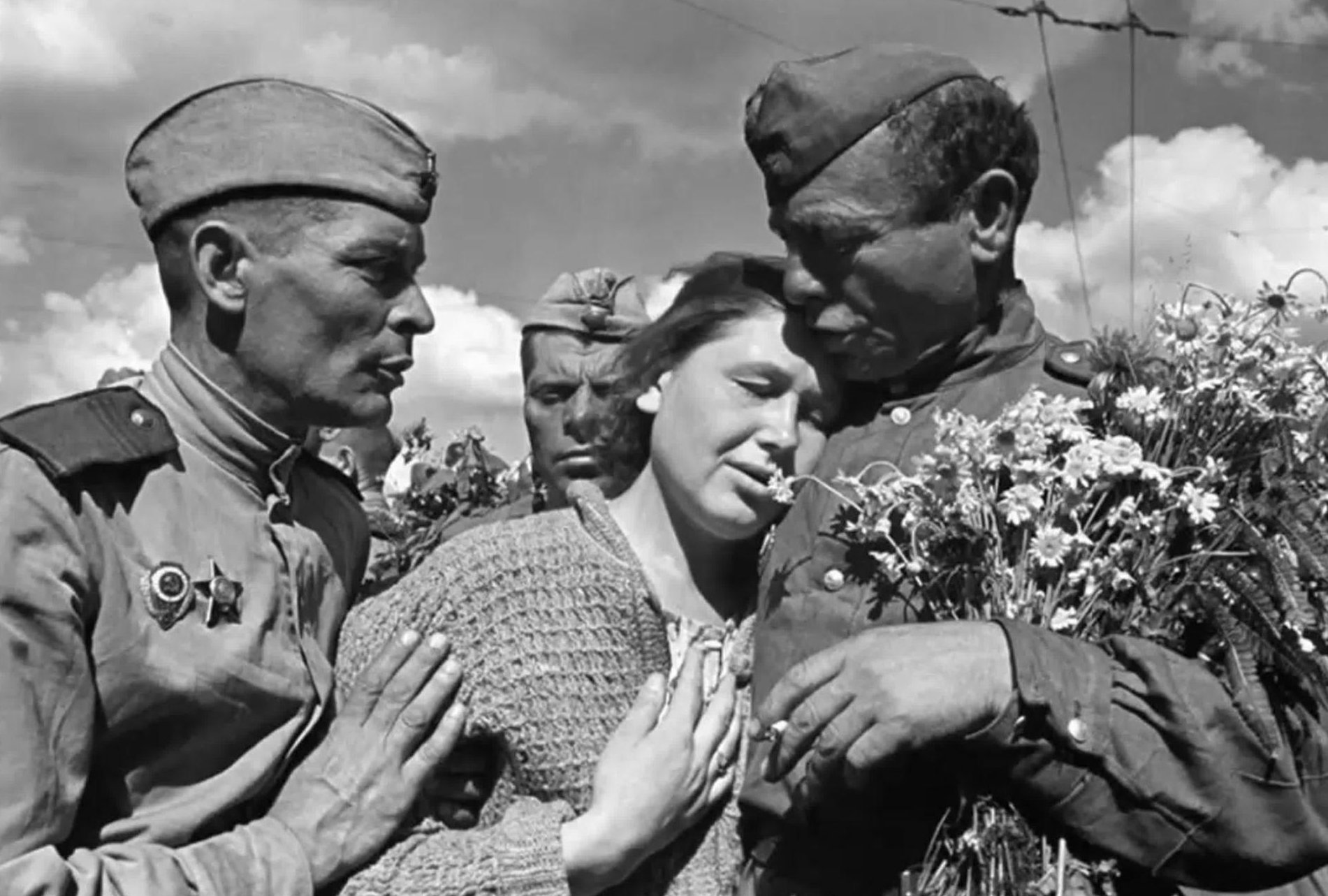 Великая победа 1945 фото. Победа в Великой Отечественной войне. Встреча солдата.