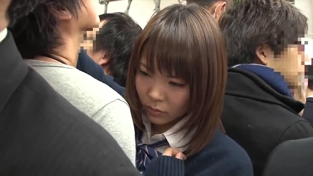 Лапаю япония. Японки в общественном транспорте. В транспорте пристают Японии общественном. Японские девочки в транспорте. Домогательства в метро в Японии.