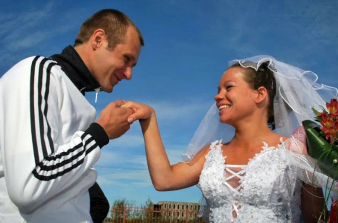 Жених богачки. Свадьба фото. Невеста в спортивном костюме. Деревенская свадьба спортивный костюм. Жених и невеста в спортивных костюмах.
