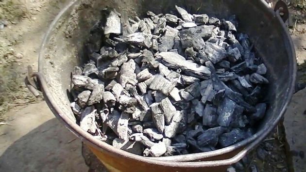 Зачем покупать уголь, когда можно сделать самому? Простой способ изготовления.